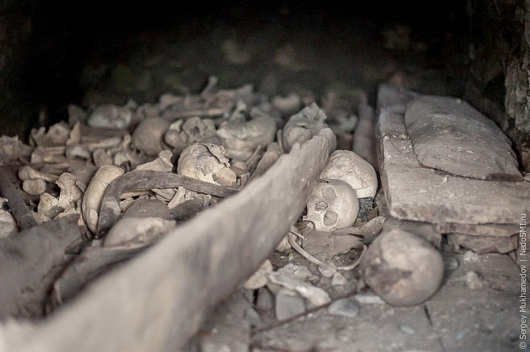 Cụ thể, những hầm mộ ở vị trí cao thường có nhiều người được mai táng. Ngược lại, những hầm mộ ở vị trí thấp có ít hài cốt. 