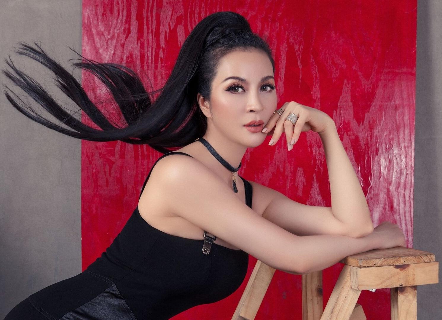 MC Thanh Mai khoe vóc dáng nuột nà dù đã U50