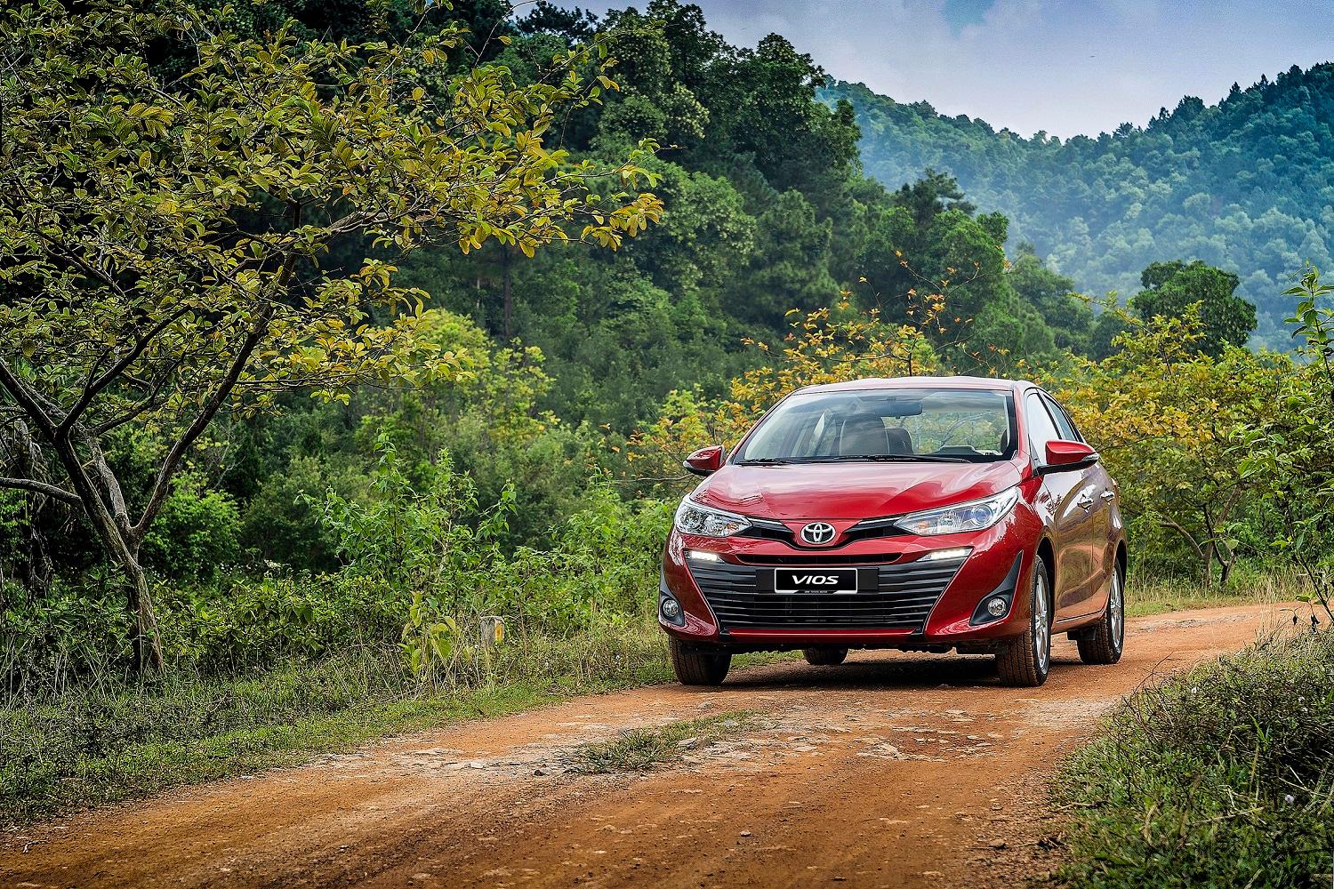 Toyota Vios tuột 'ngôi vương' bán chạy, Corolla Altis ế thê thảm