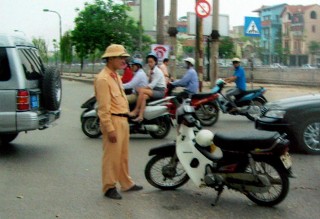 Bị giữ vì đánh nhau, giở trò cào cấu công an