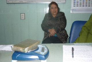 Nữ quái ngang nhiên bán ma tuý tại quán cà phê