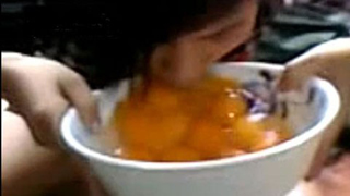  Choáng cô gái nuốt hàng chục trứng vịt sống