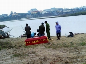 Phát hiện xác chết rữa dưới chân cầu Vĩnh Tuy