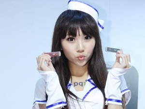 Người đẹp trắng muốt bên đồ công nghệ nhỏ xíu