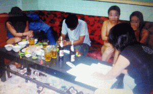 Đột nhập quán nổi tiếng khoả thân hát karaoke