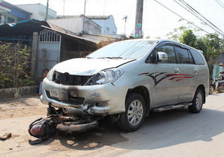 Dân phẫn nộ đánh trọng thương lái xe &quot;điên&quot; bỏ chạy