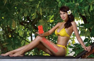 Đẹp hút hồn người đẹp áo tắm khoe smartphone