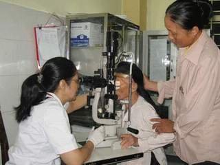 Trên 30% số người mù lòa không biết có thể chữa trị được