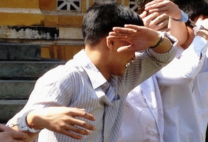 Uống bia, nữ sinh 12 tuổi cho &quot;yêu&quot; thoải mái