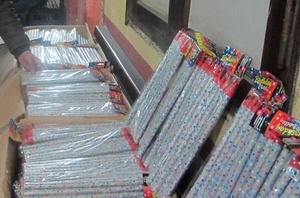 Thu giữ hơn 7 tạ nến phụt thuộc hàng cấm