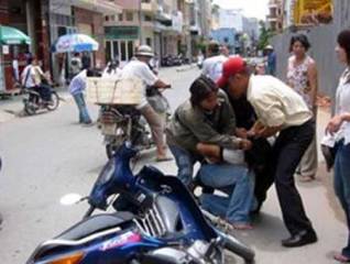 Lợi dụng dừng đèn đỏ để ăn trộm