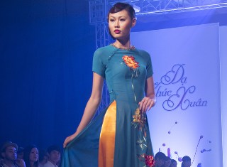 Quán quân Top Model đẹp cá tính với áo dài