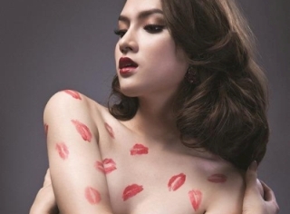 Idol chuyển giới khoe vòng 1 căng mọng
