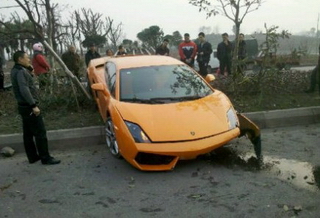 “Bò mộng” Lamborghini húc đổ hàng loạt cây