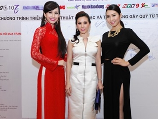 Hoa hậu Thu Quyên &quot;lép vế&quot; bên cạnh quý bà 3 con