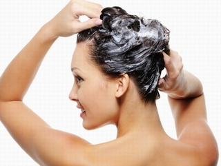 Tai hại vì thói quen gội đầu không đúng cách