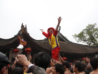 Hàng trăm trai làng cởi trần công kênh ông đám