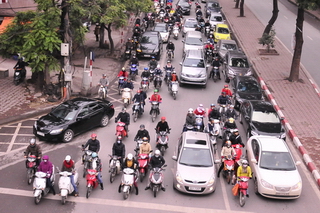 Nộp thuế đường: Chủ xe ô tô bức xúc vì phí chồng phí