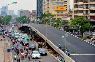 Vì sao Hà Nội làm cầu vượt chậm?