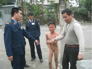 Nghiện game, bị bố lột truồng, trói giữa trời 15 độ C