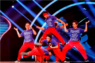 Nữ giám khảo Got Talent sung sướng ăn &quot;quả lừa&quot;