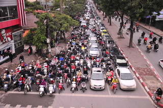 Hai thành phố lớn: Vẫn kiểm soát sự phát triển phương tiện cá nhân