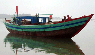 Nổ tàu, 4 ngư dân bị &quot;thổi bay&quot; xuống biển