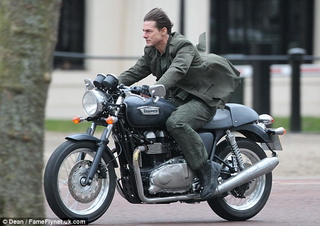 Tom Cruise &quot;thuần phục&quot; mô tô khủng