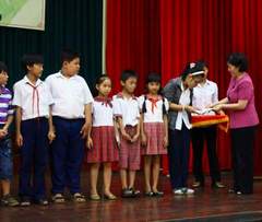 Học bổng cho học sinh nghèo, mồ côi