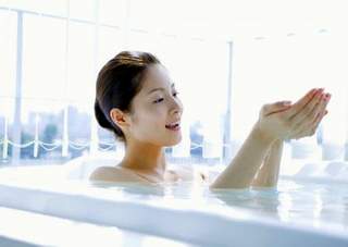 Không nên tắm nước nóng khi sử dụng thuốc dán