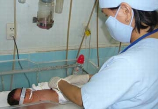 Cứu sống trẻ bị mẹ vứt vào túi rác
