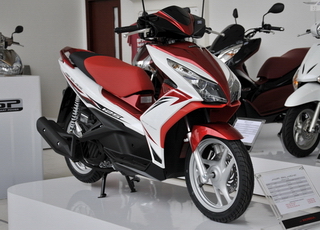 Giá xe ga Air Blade 125 giảm mạnh
