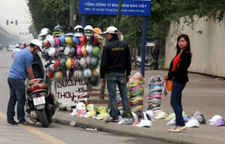 Mũ bảo hiểm rởm bán trên vỉa hè sắp bị “sờ gáy”