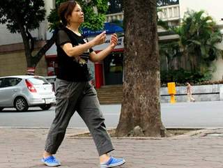 Đi bộ quá nhiều vào buổi tối có thể bị sa dạ dày