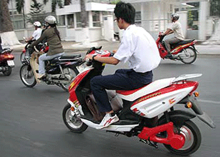 Phạt hàng trăm người đi xe đạp điện không đội mũ bảo hiểm