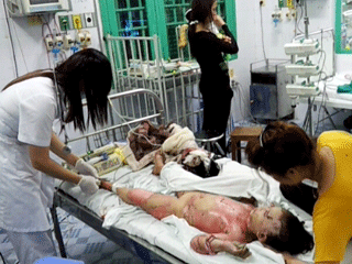 Sinh toàn gái, cả nhà 6 người bị tưới xăng thiêu sống