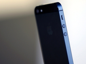 iPhone nhiều lỗi hơn “dế” Android, BlackBerry