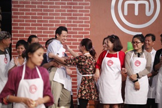 Máu và nước mắt đổ trên sàn bếp Master chef