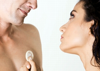 Băn khoăn của nam giới về “chiếc áo mưa”
