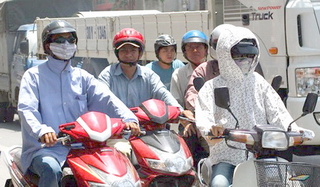 Trang bị cần thiết khi đi xe máy trời nắng nóng