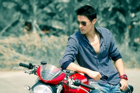 Johnny Trí Nguyễn 'bụi bặm' bên mô tô khủng