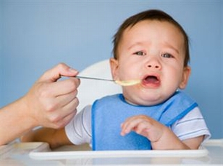Ép con ăn nhiều mà vẫn còi