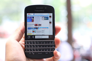  Cận cảnh Blackberry Q10 bản thương mại tại Việt Nam