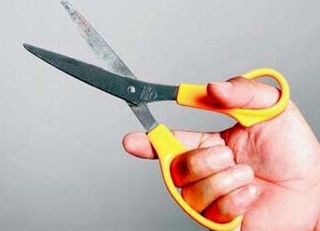 Giận người yêu, tự cắt của quý của mình