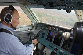 Sợ dân Nga nổi giận, Putin lái trực thăng đi làm