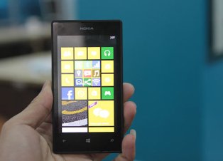 Nóng cuộc đua smartphone tầm trung giá rẻ