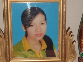 Vợ nhu nhược nhìn chồng làm nhục 2 con