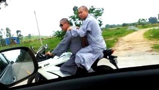 Nhà sư &quot;cưỡi&quot; xe côn tay phân khối lớn