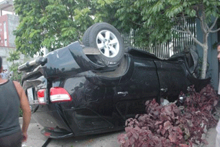 Toyota hất tung một phụ nữ lên mái nhà tử vong