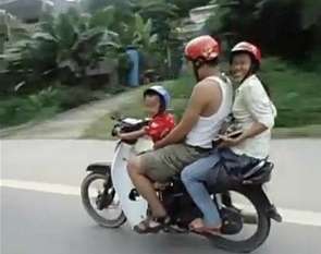 &quot;Sởn tóc gáy&quot; bé 4 tuổi lái xe máy trên đường